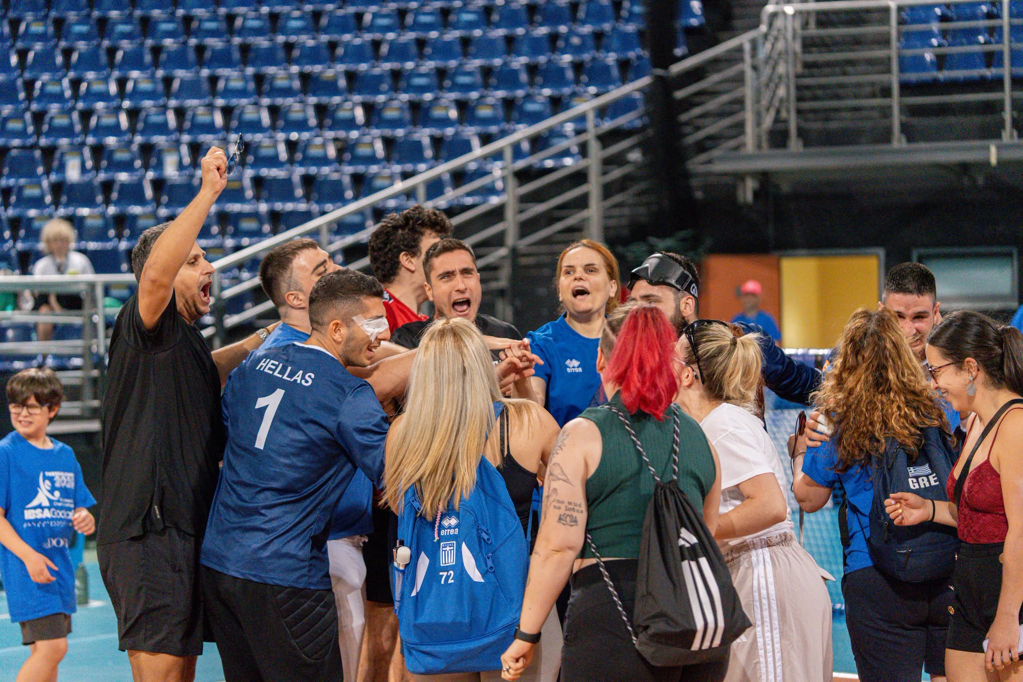 Hellas goalballmen with women team