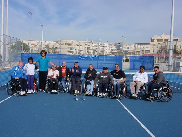 όλοι οι αθλητές του Wheelchair Tennis που έλαβαν μέρος στο Ανοικτό Τουρνουά Αντισφαίρισης σε αμαξίδιο μαζί με τον Ελληνα  Ομοσπονδιακό Προπονητή Γιώργο Κόντο