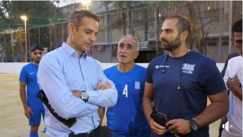 Στην προπόνηση της εθνικής ομάδας ποδοσφαίρου τυφλών ο πρωθυπουργός Κυριάκος Μητσοτάκης
