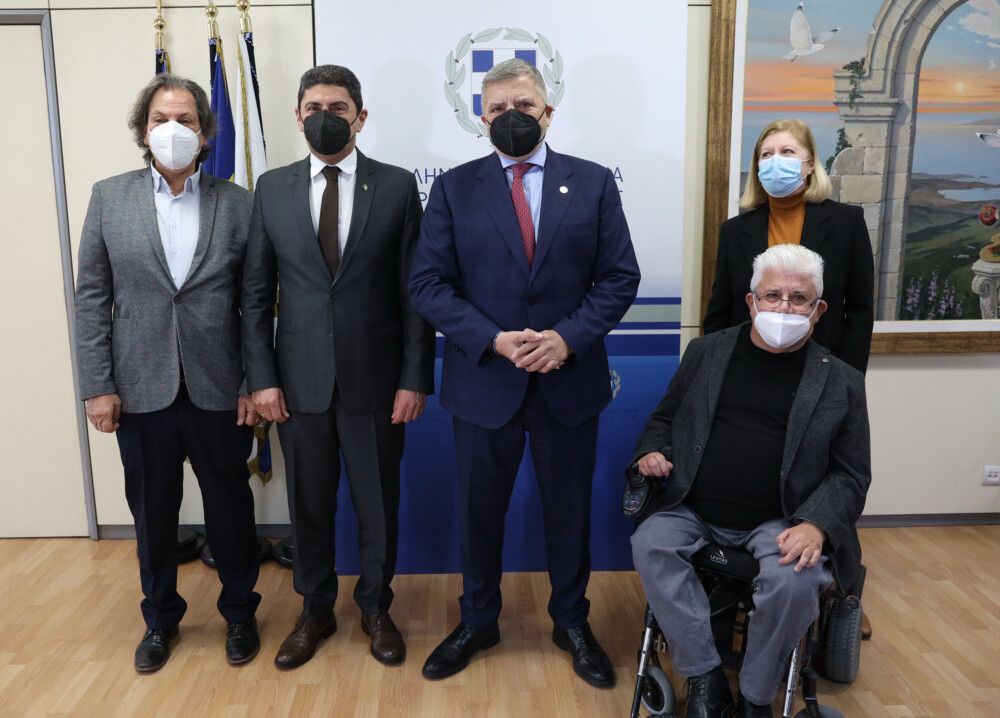 Τρία ειδικά διαμορφωμένα βαν θα λάβει η ΕΑΟΜ-ΑμεΑ από την Περιφέρεια Αττικής